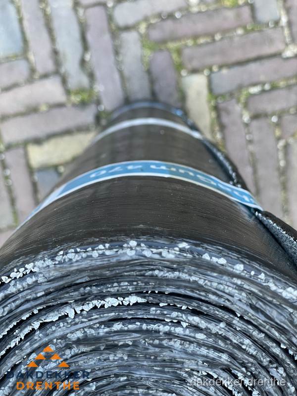 Rol bitumen dakleer met leislag voor plat dak in Drenthe