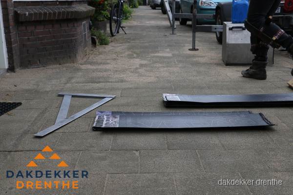Dakbedekkingsmateriaal en zinkwerk klaargelegd voor reparatie in Drenthe