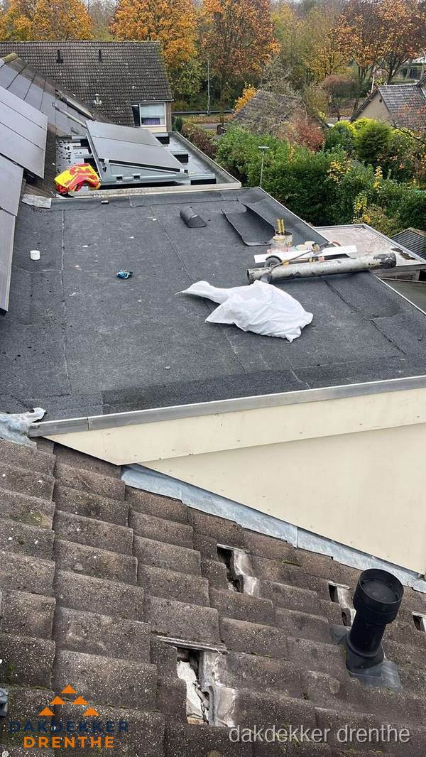 Beschadigde dakbedekking op plat dak voor reparatie in Drenthe