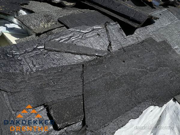 Verwijderd oud bitumen dakleer klaar voor vervanging in Drenthe