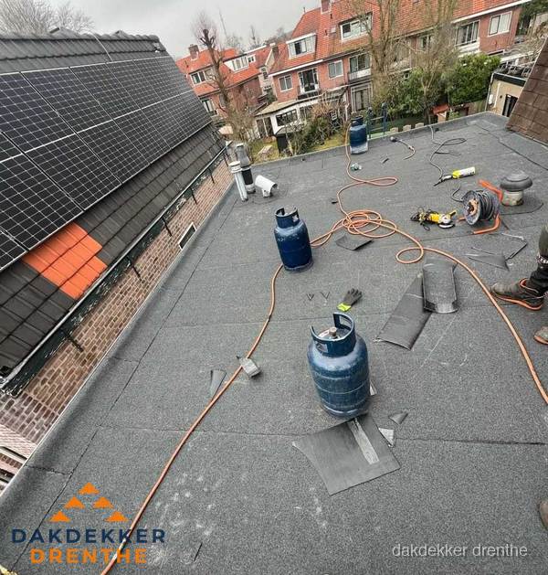 Daklekkage repareren met brandgereedschap op plat dak in Drenthe