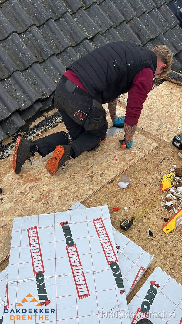 Dakdekker plaatst PIR-isolatieplaten op plat dak in Drenthe
