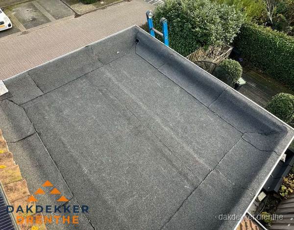 Gerenoveerd plat dak met nieuwe bitumen dakbedekking in Drenthe