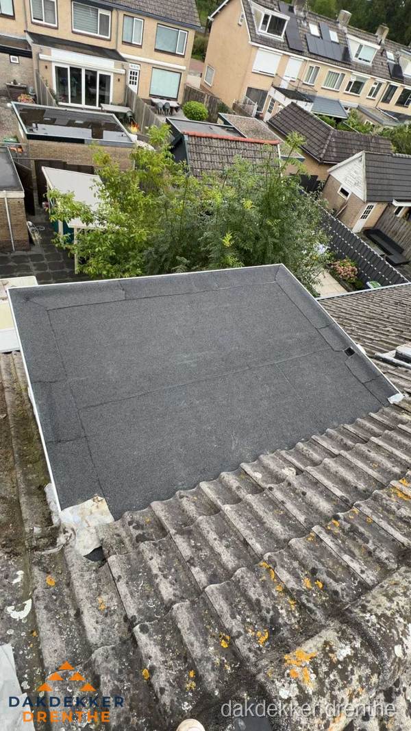 Plat dak aanbouw met bitumen dakbedekking in woonwijk Drenthe