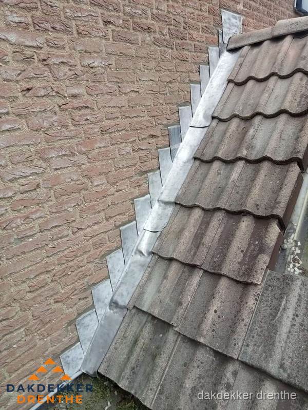 Loodslabben langs dakaansluiting bij bakstenen muur in Drenthe Loodslabben langs dakaansluiting bij bakstenen muur in Drenthe