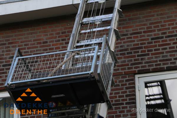 Ladderlift met dakpannen voor dakpan reparatie in Drenthe Ladderlift met dakpannen voor dakpan reparatie in Drenthe