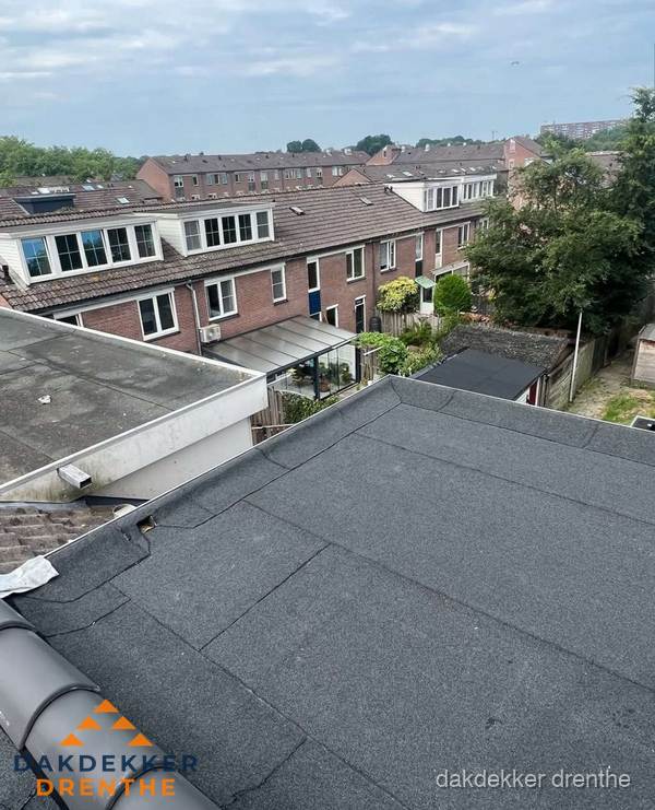 Vernieuwd plat dak met bitumen in woonwijk in Drenthe Vernieuwd plat dak met bitumen in woonwijk in Drenthe