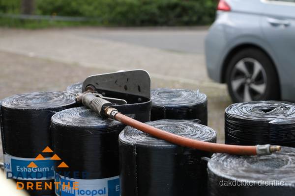 Rollen bitumen dakbedekking EshaGum klaar voor installatie in Drenthe