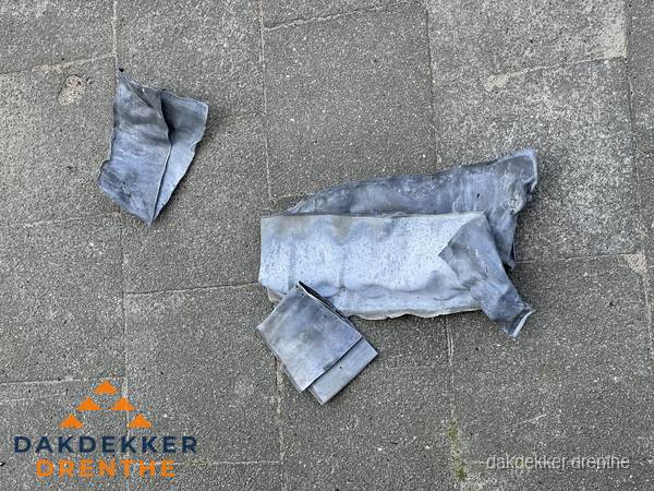Oude verwijderde loodslabben na vervanging in Drenthe Oude verwijderde loodslabben na vervanging in Drenthe