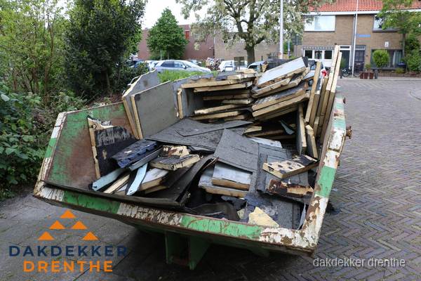 Puincontainer met oud dakmateriaal na dakrenovatie in Drenthe