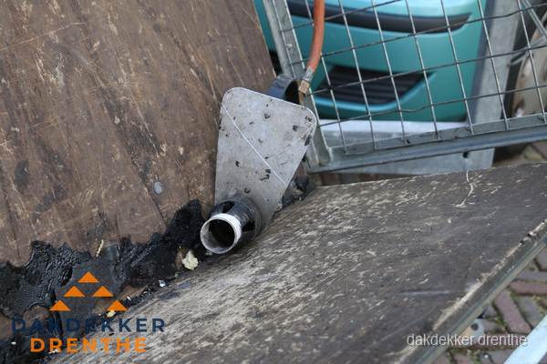 Dakdekkers gasbrander voor bitumen werkzaamheden in Drenthe