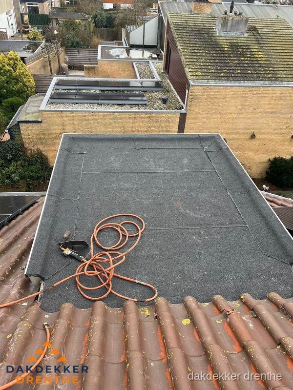 Reparatie aansluiting plat dak en schuin dak in Drenthe