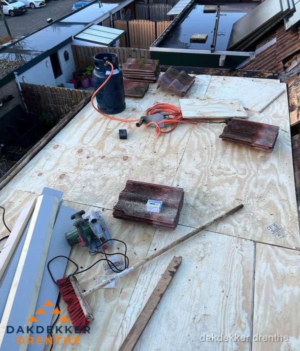 Dakreparatie werkzaamheden op plat dak met gereedschap in Drenthe