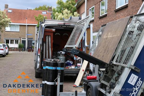 Dakdekkersbusje met materiaal en ladderlift voor dakpannen vervangen in Drenthe