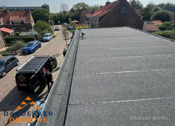 Nieuw bitumen plat dak met uitzicht over woonwijk in Drenthe