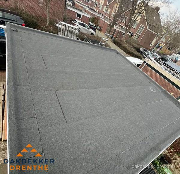 Nieuwe bitumen dakbedekking op plat dak van garage in Drenthe Nieuwe bitumen dakbedekking op plat dak van garage in Drenthe