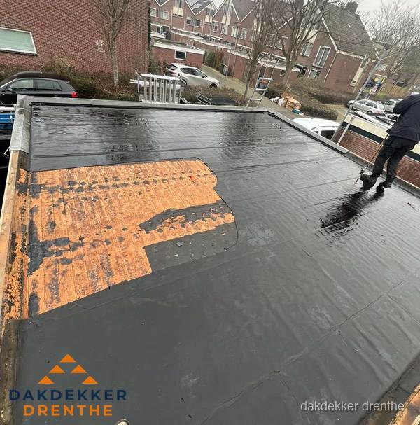 Dakdekker brengt EPDM dakbedekking aan op plat dak in Drenthe