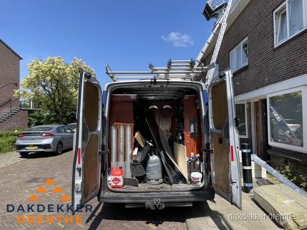 Spoed dakdekker bus met gereedschap en ladder bij woning in Drenthe Spoed dakdekker bus met gereedschap en ladder bij woning in Drenthe
