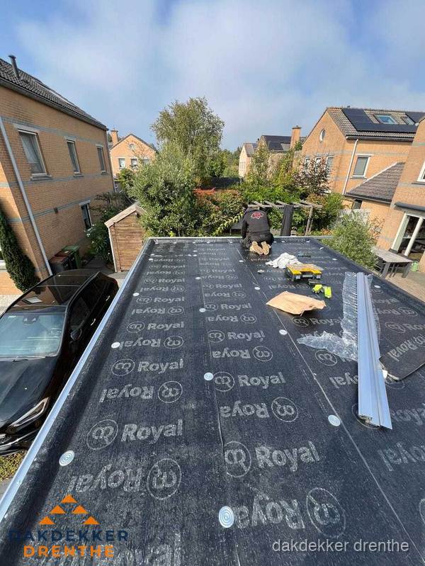 Nieuwe Royal bitumen dakbedekking op plat dak van aanbouw in Drenthe