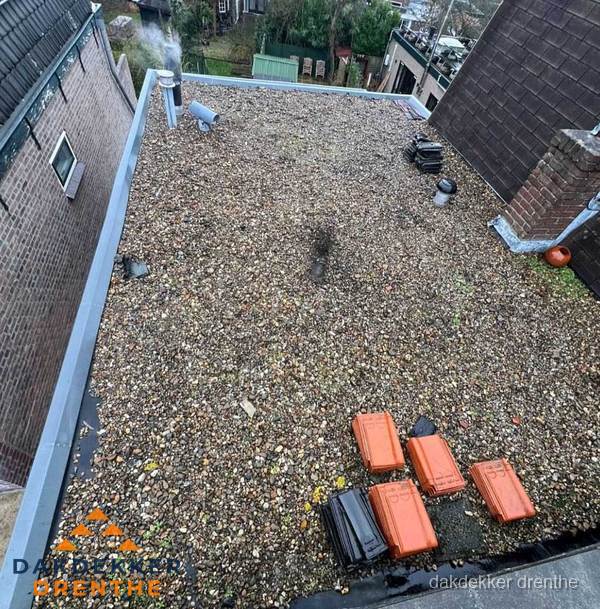 Plat dak met grindballast en dakdoorvoeren in Drenthe