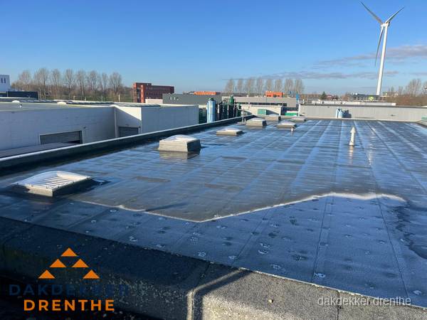 Plat dak bedrijfspand met bitumen dakbedekking en lichtkoepels in Drenthe