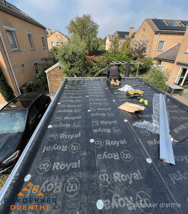 Dakdekker aan het werk op plat dak renovatie in Drenthe