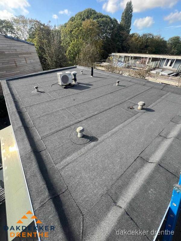 Kosten dakdekker: afgewerkt plat bedrijfsdak met bitumen in Drenthe