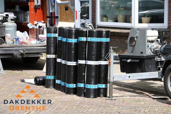 Rollen bitumen dakbedekking klaar voor daklekkage reparatie in Drenthe