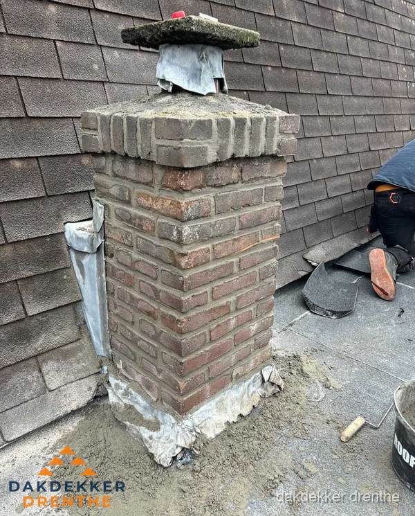 Schoorsteen reparatie met lood en voegwerk op leien dak in Drenthe Schoorsteen reparatie met lood en voegwerk op leien dak in Drenthe