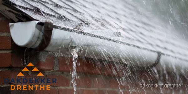 Lekkende dakgoot tijdens regenval in Drenthe Lekkende dakgoot tijdens regenval in Drenthe