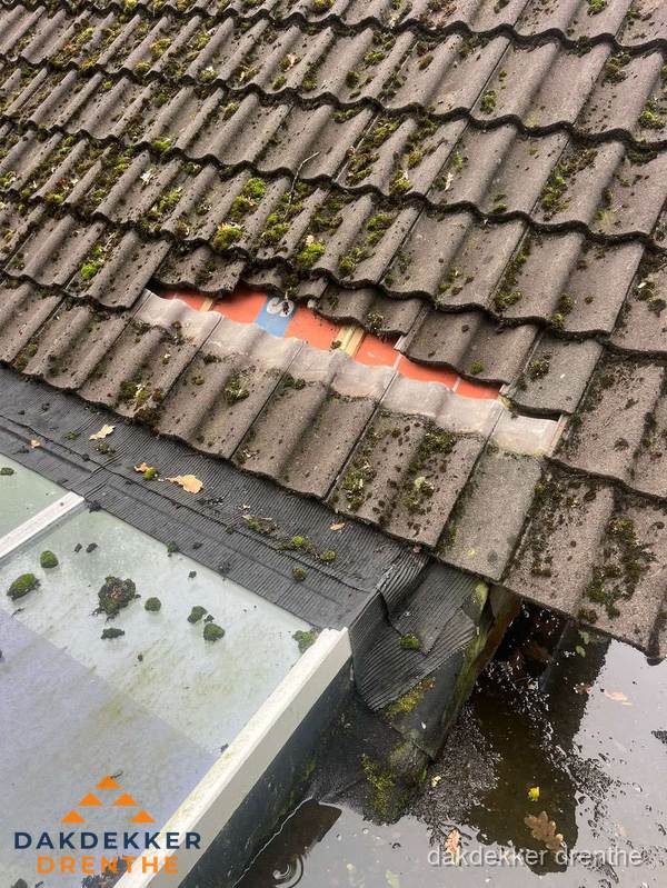 Beschadigd pannendak met ontbrekende dakpannen voor reparatie in Drenthe Beschadigd pannendak met ontbrekende dakpannen voor reparatie in Drenthe