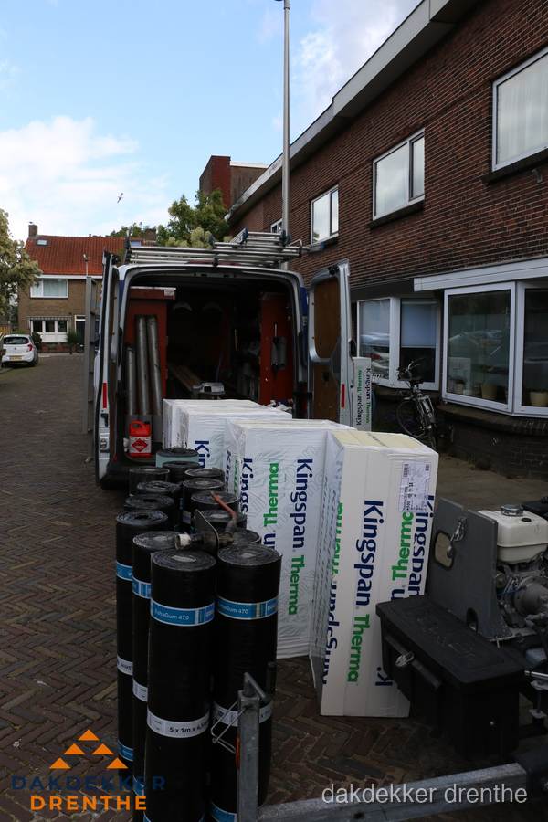 Levering van Kingspan isolatieplaten en bitumenrollen voor dakproject in Drenthe