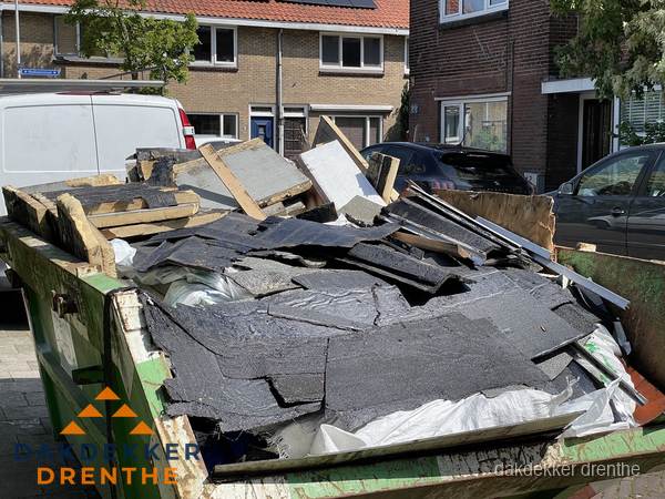 Afvalcontainer met gesloopt dakmateriaal tijdens dakkapel renovatie in Drenthe