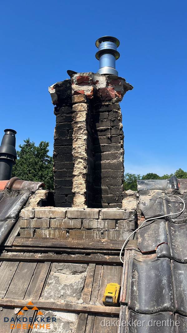 Beschadigde schoorsteen met nieuwe rookgasafvoer op oud dak in Drenthe Beschadigde schoorsteen met nieuwe rookgasafvoer op oud dak in Drenthe