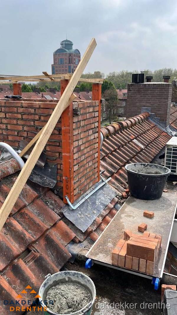 Schoorsteen renovatie met metselwerk op schuin dak in Drenthe