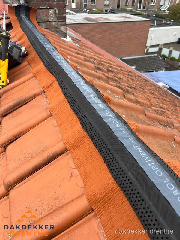 Nokventilatie installeren op hellend pannendak in Drenthe