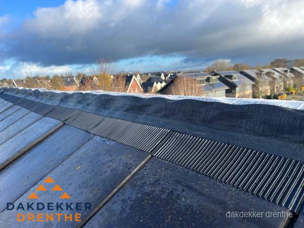 Dakisolatie bij de nok met ventilatieprofiel op schuin dak in Drenthe