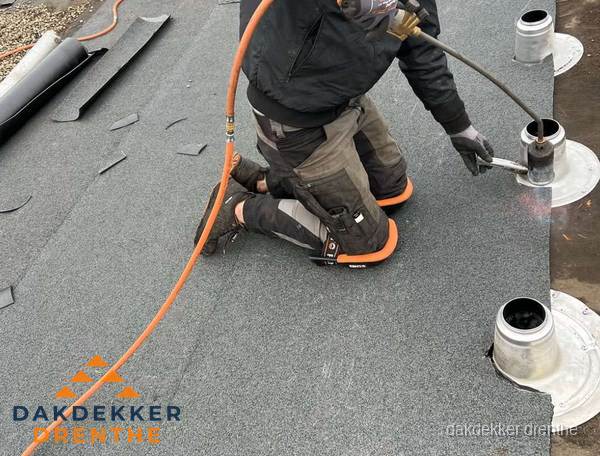 Dakdekker repareert bitumen dakleer bij dakdoorvoer in Drenthe Dakdekker repareert bitumen dakleer bij dakdoorvoer in Drenthe
