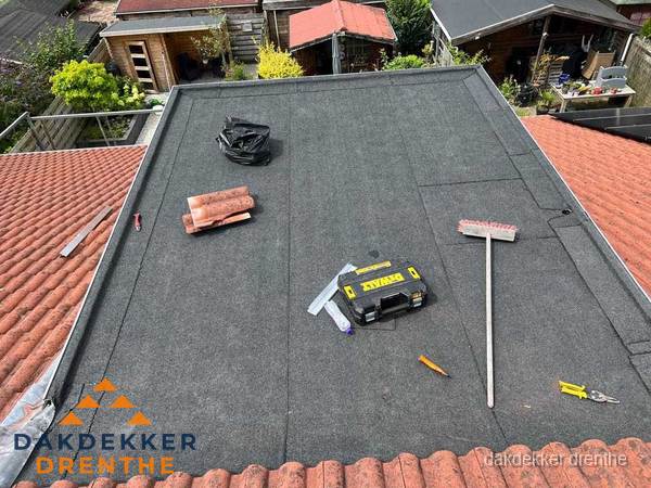 Nieuw plat dak met bitumen dakbedekking in Drenthe