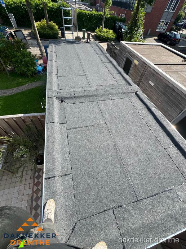 Bitumen plat dak rijtjeswoning vanuit dakdekker perspectief in Drenthe