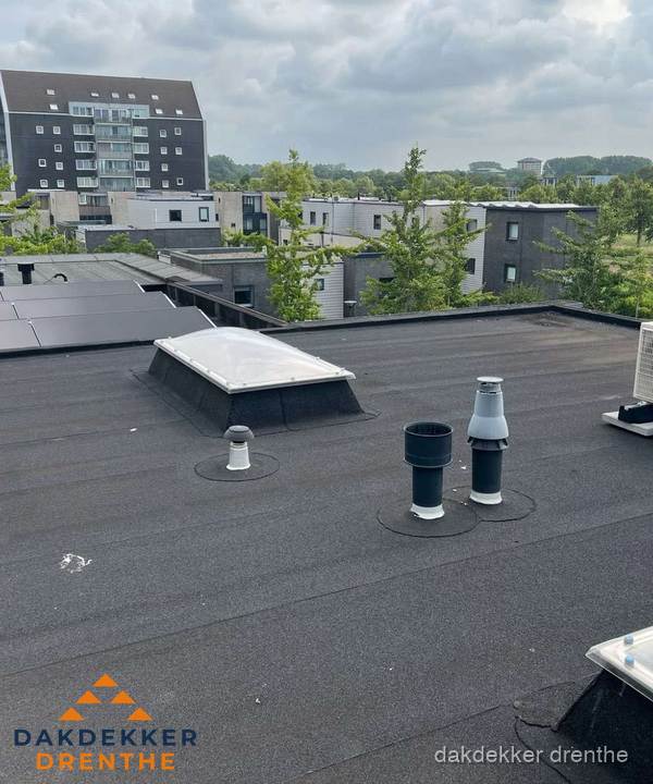 Groot plat dak met lichtkoepel en dakdoorvoeren in Drenthe