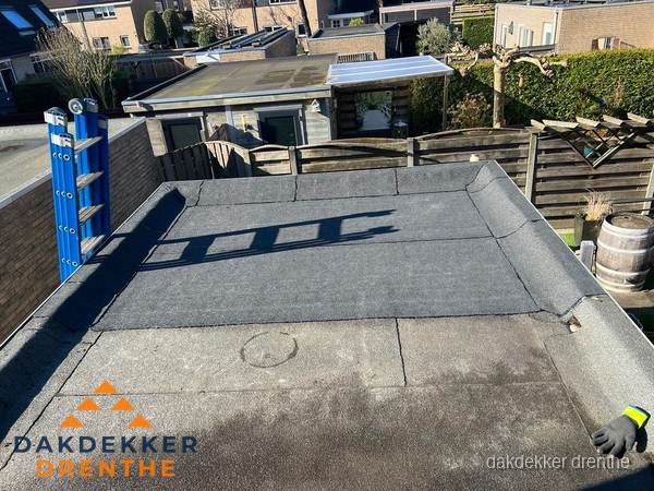 Dakdekker bij bitumen plat dak renovatie in Drenthe