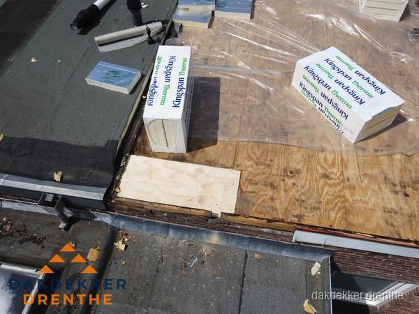 Plat dak isolatie met Kingspan isolatieplaten tijdens renovatie in Drenthe