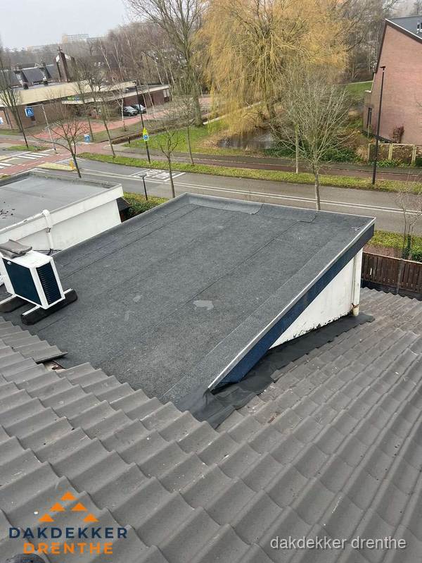 Plat dak met bitumen isolatie en dakbedekking in Drenthe
