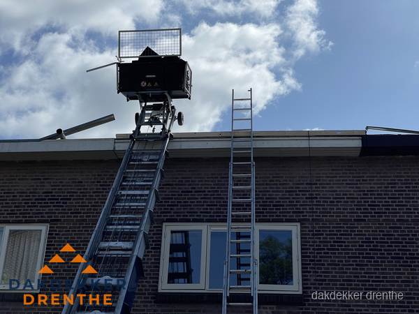 Ladderlift en ladder bij woning voor dakinspectie in Drenthe Ladderlift en ladder bij woning voor dakinspectie in Drenthe