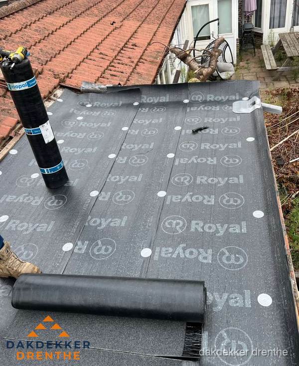 Bitumen dakbedekking leggen op plat dak aanbouw in Drenthe