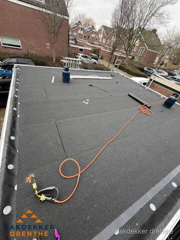 Afgewerkte dakrenovatie met bitumen op plat dak in Drenthe
