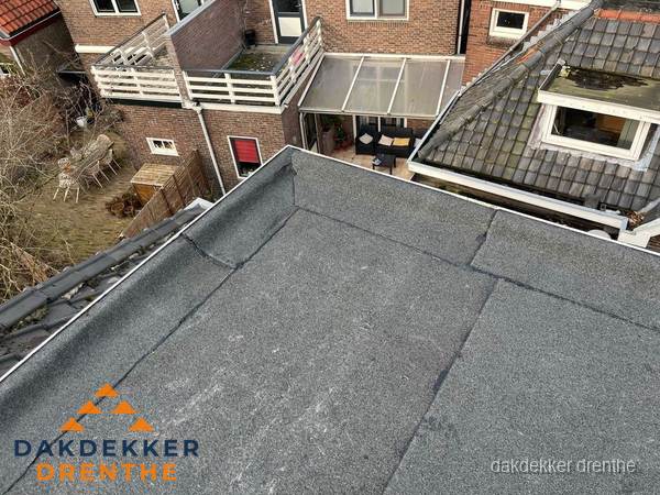 Overzicht plat dak met dakgoot in woonwijk Drenthe